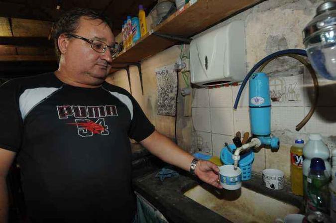 O comerciante Mauro Lott já percebeu a falta de água no Bairro Santa Terezinha e estocou 3 mil litros para passar uma semana(foto: Gladyston Rodrigues/EM/D.A.Press) O comerciante Mauro Lott já percebeu a falta de água no Bairro Santa Terezinha e estocou 3 mil litros para passar uma semana(foto: Gladyston Rodrigues/EM/D.A.Press)