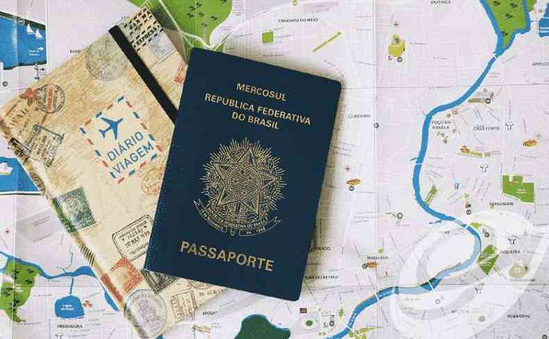 Passaporte em cima de mapa mundi