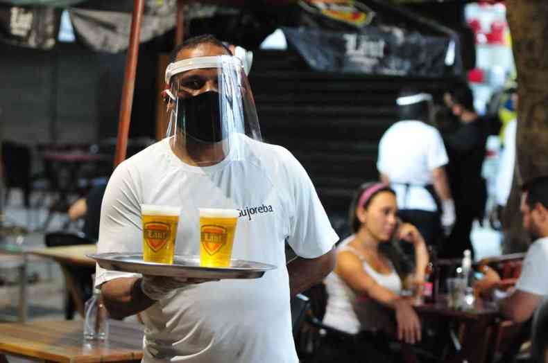 Garom usa face shield e se preocupa com a preveno no retorno dos bares em BH(foto: Tlio Santos/EM/D.A Press)