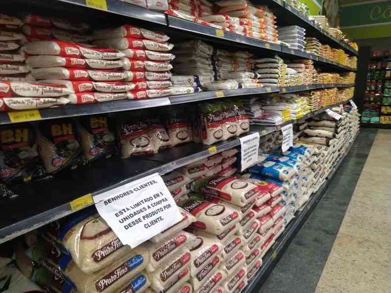 Os preos do arroz dispararam nas prateleiras dos supermercados e a soluo  buscar substitutos para o gro (foto: Gabriel Ronan/EM/D.A Press)
