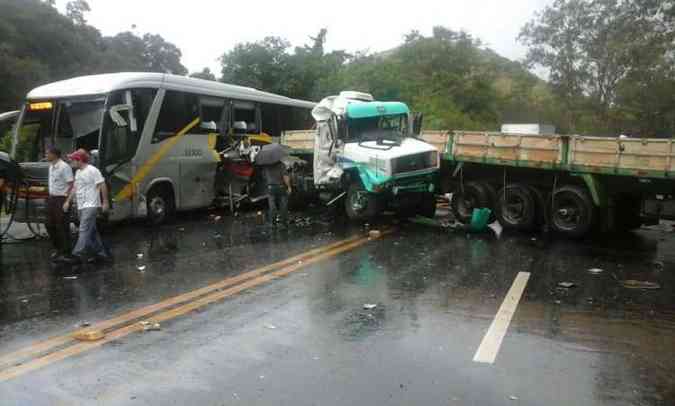 Os veculos ficaram atravessados na pista depois do acidente(foto: Polcia Rodoviria Federal (PRF) / Divulgao)