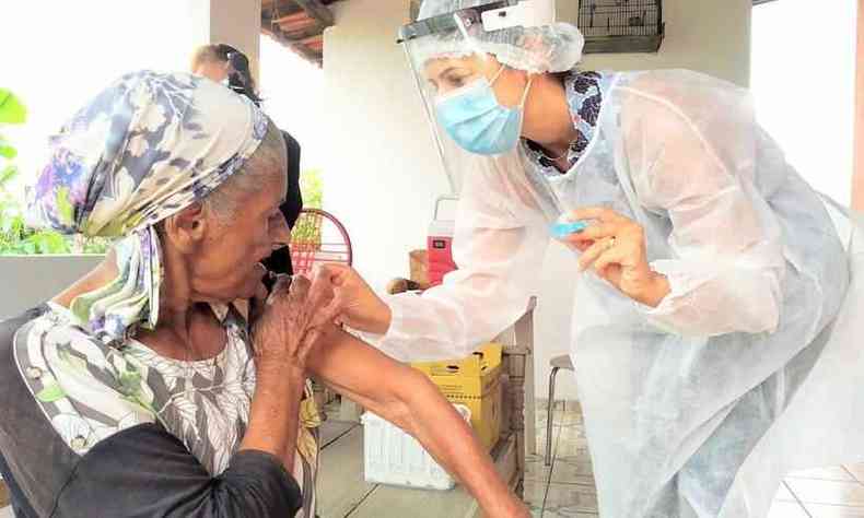 Dona Conceio Odlia dos Santos no precisou sair de casa para tomar a primeira dose da vacina contra a COVID-19 (foto: Adeildo Silva/Divulgao)