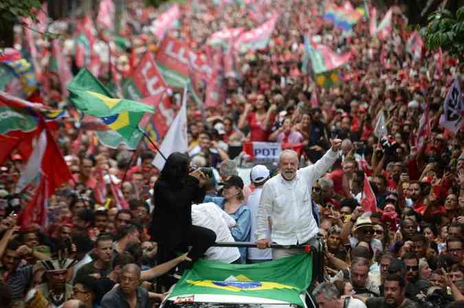 Lula, que estava em uma caminhonete, passou bem próximo de apoiadores durante a caminhada; candidato a presidente mostrou muita animaçãoTúlio Santos/EM/DA Press