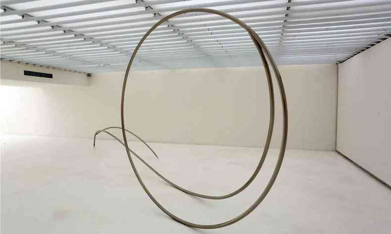 Escultura 'Alala', de Iole de Freitas, tem forma circular e  vazada, como se fosse moldura redonda feita de ao