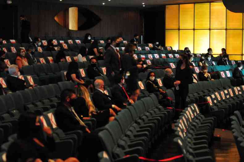 Convidados respeitaram espao nos assentos do Palcio das Artes(foto: Tlio Santos/EM/D. A Press)