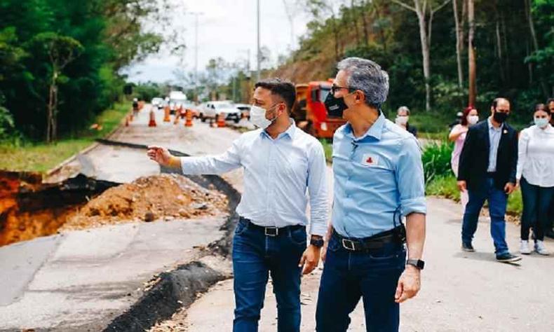 O prefeito Joo Marcelo e o governador Romeu Zema visitam trechos de destruio na MG-030