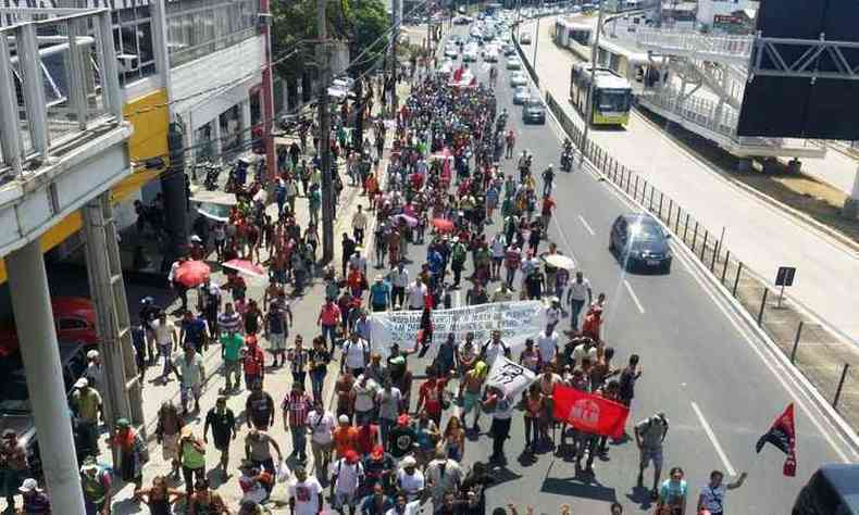 Manifestantes seguiram caminhada aps uma pausa em frente  Estao Primeiro de Maio(foto: Paulo Filgueiras /EM/DA Press )