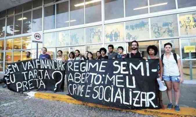 Estudantes fazem manifestao em frente  reitoria da Universidade Federal de Minas Gerais: grupo se queixa de falta de dilogo e prope regulamentar as visitas em moradias estudantis, no proibi-las(foto: Gladyston Rodrigues/EM/D.A Press)