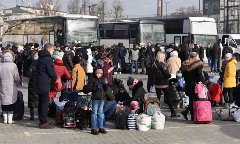  Ucranianos aguardam para seguir viagem em nibus para a Polnia