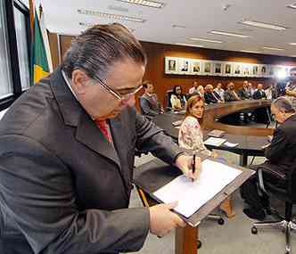 O convênio foi assinado pelo vice-governador Alberto Pinto Coelho(foto: Renato Cobucci/Imprensa MG)