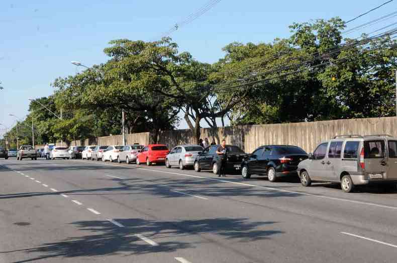 Motoristas deixaram os carros desligados na esplanada do Mineiro para cobrar reajuste das tarifas e corte nas taxas pagas s empresas(foto: Paulo Filgueiras/EM/D.A Press)
