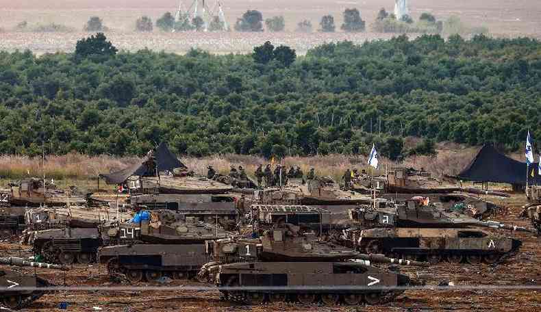 Veculos militares e soldados israelenses perto da fronteira com Gaza