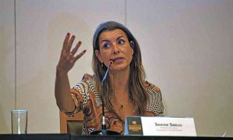  Promotora brasileira Simone Sibilio do Nascimento gesticula com o brao direito enquanto d entrevista 