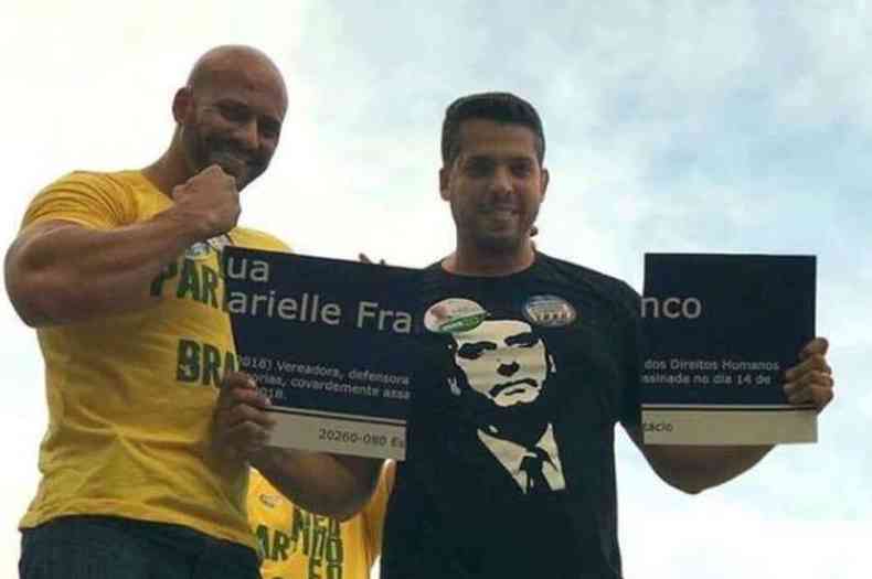 Deputado estadual Rodrigo Amorim (PSL-RJ) (D) posou para fotos e vdeos em comemorao pela destruio de um cartaz em homenagem  vereadora Marielle Franco