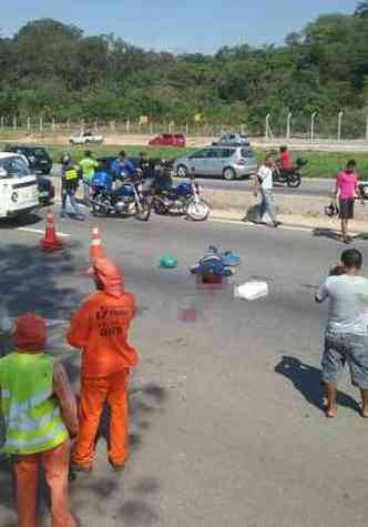 Pista ficou fechada por causa do acidente(foto: Polcia Militar (PM) / Divulgao)