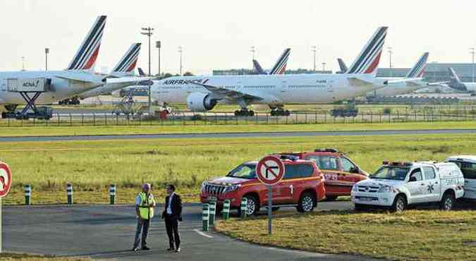 Avies da companhia permaneceram em solo na Frana com adeso de 60% dos trabalhadores ao protesto(foto: Dominique Faget/AFP Photo)