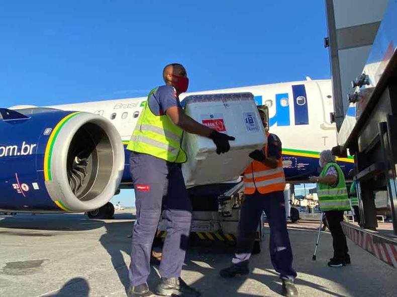 Desembarque de imunizantes em Minas: estado refor�a que ordem da vacina��o e entrega de doses dependem do Minist�rio da Sa�de (foto: Taciane Ricci/BH Airport/Divulga��o - 26/3/21)