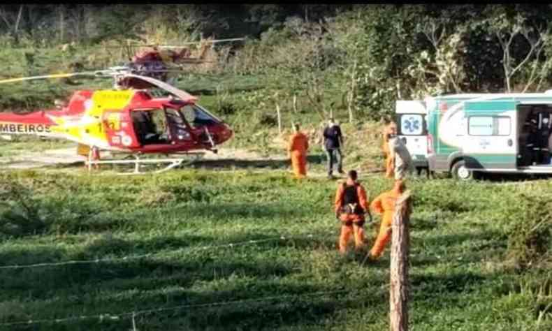 Momento do resgate de presos por bombeiros, com uso do helicptero Arcanjo