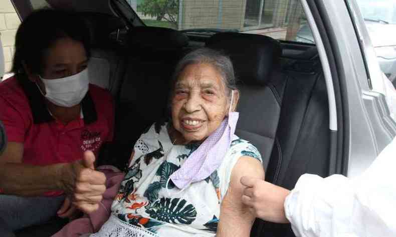 Eteuvina da Silva Dias, de 104 anos, recebeu a primeira dose da vacina nesta segunda-feira (15/02)(foto: Jair Amaral/EM/DA Press)