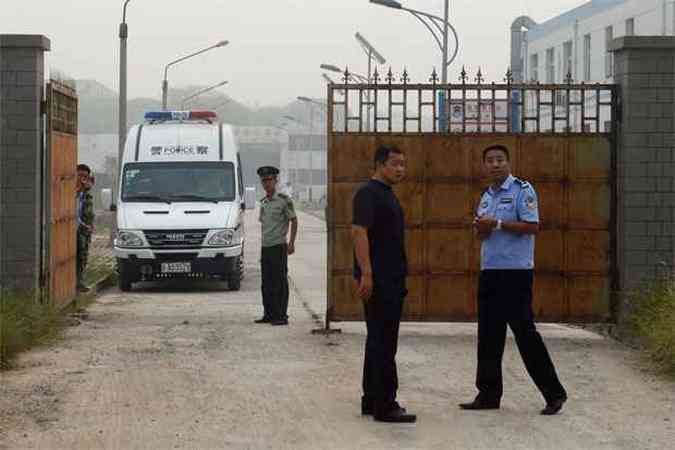 Policiais se posicionam antes da libertao de Wang Xiaoning(foto: AFP PHOTO/Mark RALSTON )