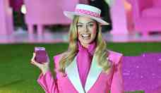 Margot Robbie reproduz looks icnicos da Barbie; veja