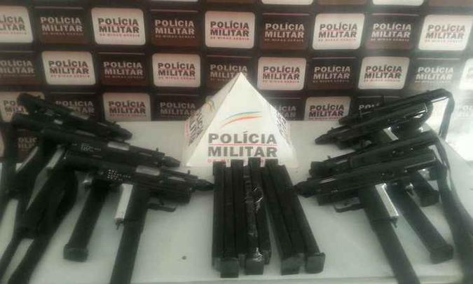 As armas estavam próximas ao eixo de um caminhão (foto: Polícia Militar (PM) / Divulgação) As armas estavam próximas ao eixo de um caminhão (foto: Polícia Militar (PM) / Divulgação)
