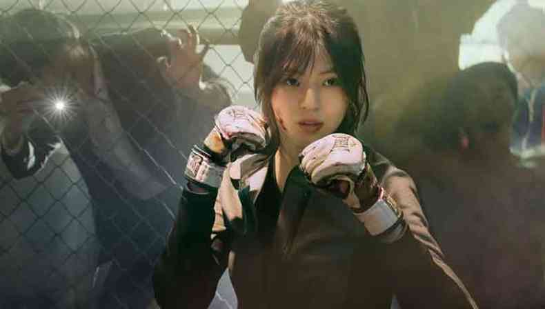 Em cena da série ''My name'', a personagem Ji-woo luta boxe, com sangue no rosto