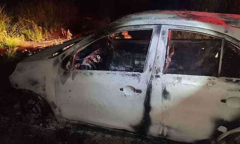Carro foi queimado pelos criminosos(foto: Polcia Militar/Divulgao)