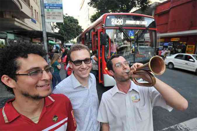Tlio Lopes (candidato ao governo), Pedro Renn (Assembleia) e Pablo Lima (Senado), do PCB, usam corneta para atrair eleitores(foto: Leandro Couri/EM/D.A Press)