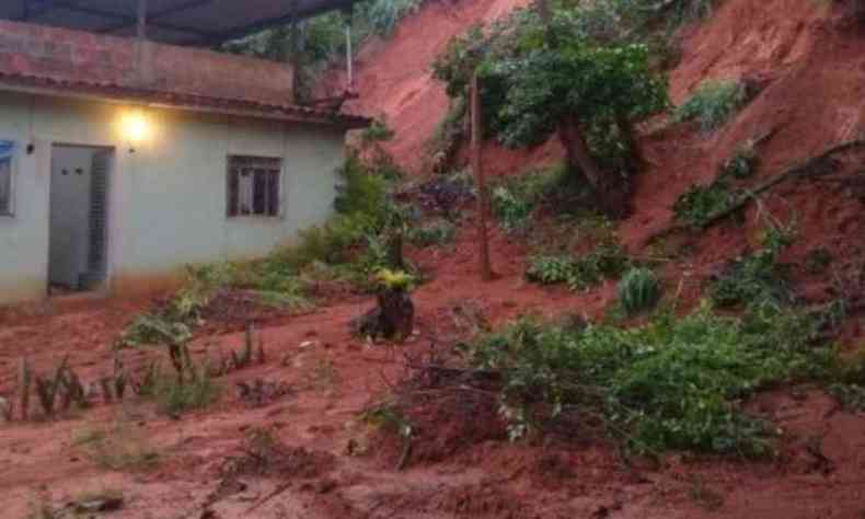 Acidente ocorreu durante a madrugada desta segunda-feira (04/01) (foto: Defesa Civil de Muria/Divulgao )
