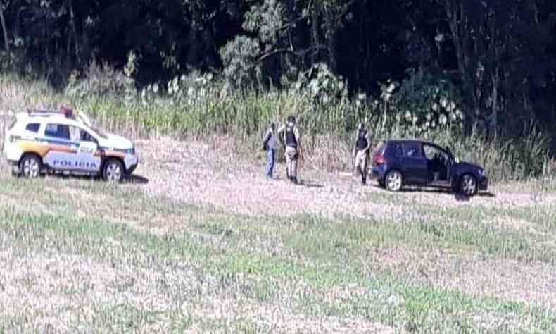 Corpo de um dos assaltantes foi encontrado dentro de carro abandonado na zona rural (foto: PMMG/divulgao)