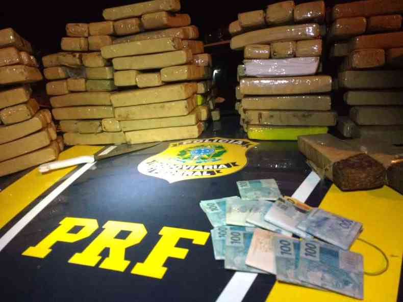 Alm da droga, cerca de R$ 10 mil tambm foram apreendidos(foto: PRF/Divulgao)