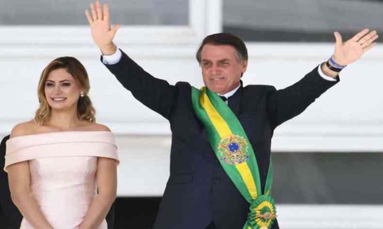 Michelle e Jair Bolsonaro, com a faixa presidencial, na cerimnia de posse 