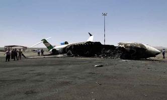 Avio da companhia Felix Airways estava no Aeroporto Internacional de San quando foi atingida pelo bombardeio das foras aliadas(foto: AFP PHOTO / MOHAMMED HUWAIS)