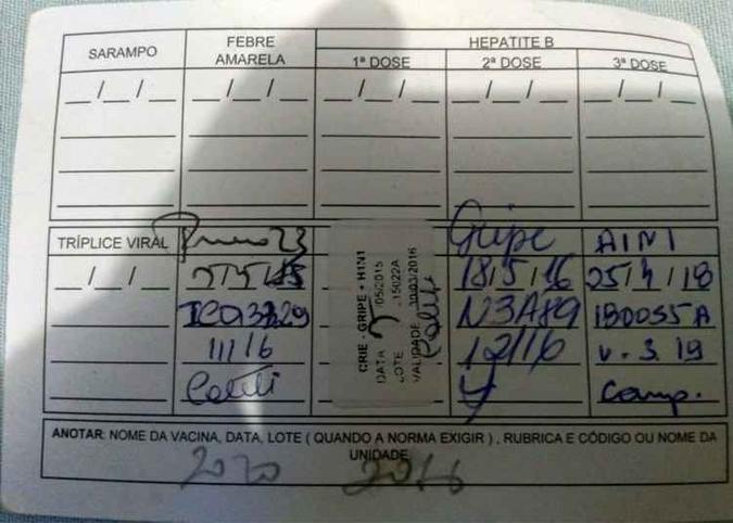Cartão da paciente de 63 anos que morreu em 15 de maio mostra que a dose foi administrada em 25 de abril (foto: Reprodução) Cartão da paciente de 63 anos que morreu em 15 de maio mostra que a dose foi administrada em 25 de abril (foto: Reprodução)