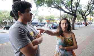 Saulo teve celular roubado na Nossa Senhora do Carmo e a namorada, Jessica, escapou de assalto(foto: Jair Amaral/EM/DA Press)