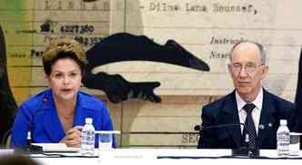 Dilma e o presidente do PT, Rui Falco, durante reunio com aliados para traar estratgias da campanha(foto: Evaristo S/AFP)