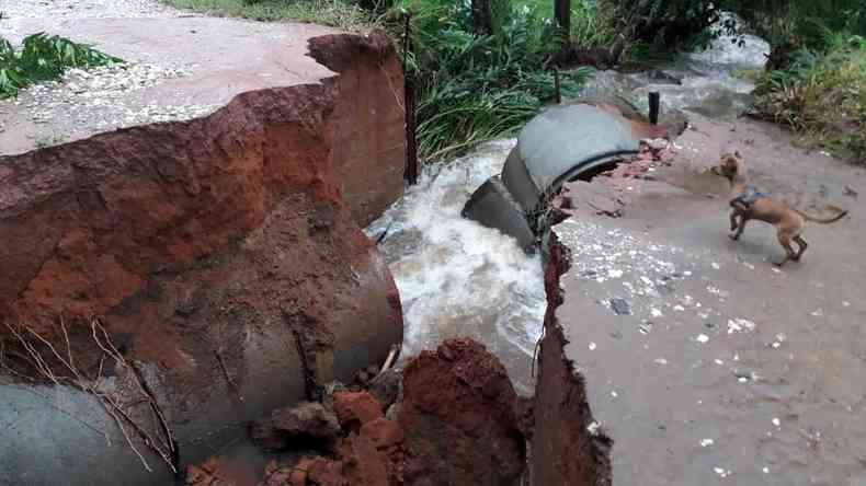 Estrada destruda pela chuva