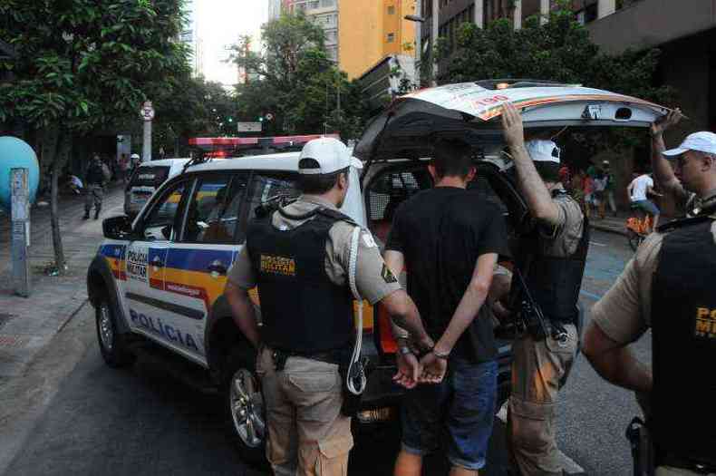Nos seis primeiros meses deste ano foram registrados 24.063 roubos em BH(foto: Tulio Santos/E.M/D.A Press)
