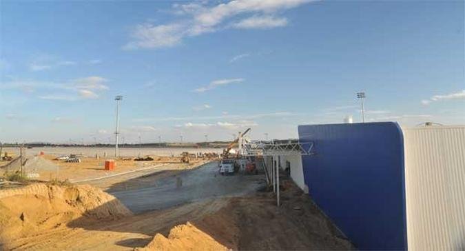 Estrutura met�lica do antigo terminal de avia��o geral, sobre a qual foi erguido o puxadinho, precisaria ser refor�ada (foto: Leandro Couri/EM/D.A Press)