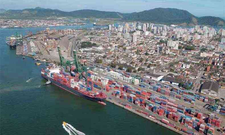 Porto de Santos, principal corredor de escoamento das exportaes, que devem sofrer com aumento do protecionismo(foto: Nirley Sena/A Tribuna 24/7/04)