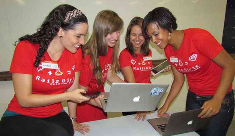 Natalia Cordova, Natalie Volk, Carolina Veiga e Anne Kelly, organizadoras do Rails Girls 2012: tecnologia  divertido (foto: Shirley Pacelli/EM/D.A.Press )