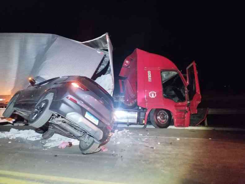 batida entre carros e caminhes