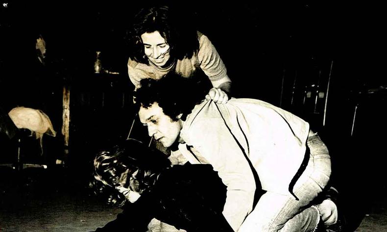 Na pea 'A noite dos assassinos', encenada em BH nos anos 1970. Maria Olivia est no cho, ajoelhada, Orlando Pacheco est ajoelhado sobre ela e Matilde Biadi, de p, segura a blusa dele
