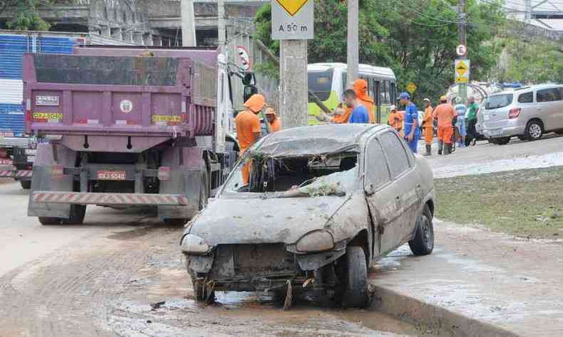 Carros arrastados e quatro mortos depois de temporal do ano passado na Vilarinho(foto: Paulo Filgueiras/EM/D.A PRESS)