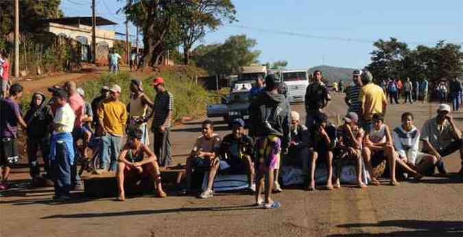 Moradores fecharam a rodovia s 4h50 desta tera-feira e s liberaram s 16h40(foto: Paulo Filgueiras/EM/D.A.Press)