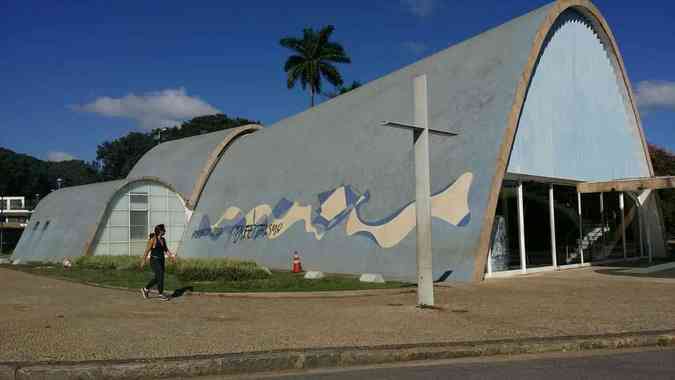 As inscries 'perfeitaismo' ocupam uma rea considervel da lateral da igreja que est virada para o Mineiro e MineirinhoEdsio Ferreira/EM/DA Press