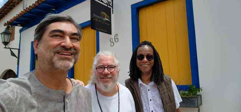 apresentador Zeca Camargo, Afonso Borges, e o escritor Tom Farias sorriem para a cmera