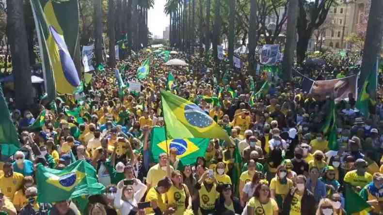 Apoiadores de Bolsonaro em ato na Praa da Liberdade