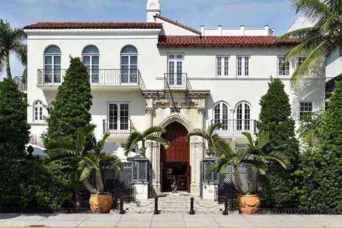  Dois homens são encontrados mortos na mansão do estilista Gianni Versace 
